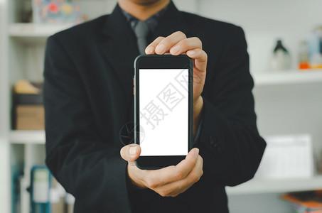 销售产品在线概念营销业务拿着空白的色触摸屏智能手机的商人用来放